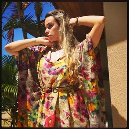 Adriana vestindo um kaftan estampado PÓE